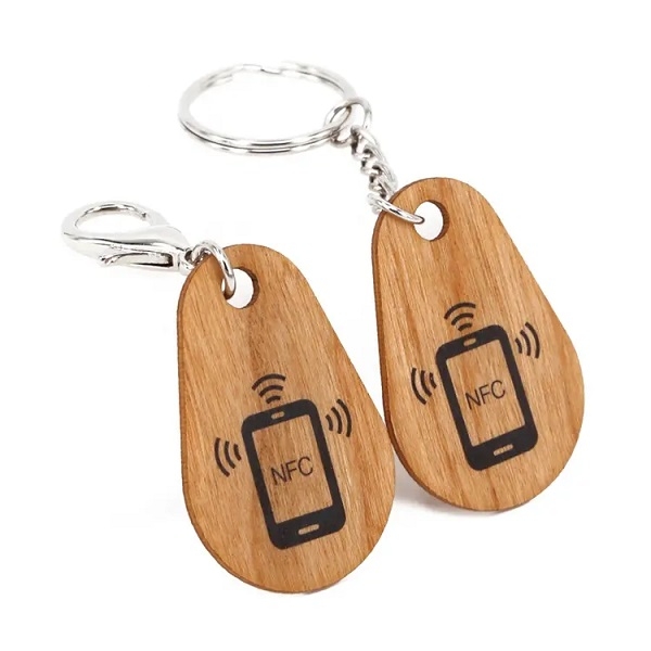 Kuva Keyfob in wood material with RFID 1K Compatible 13.56 MHz chip Fudan 08. 70102096 (DE,SE,NO,FI,RO,PL)